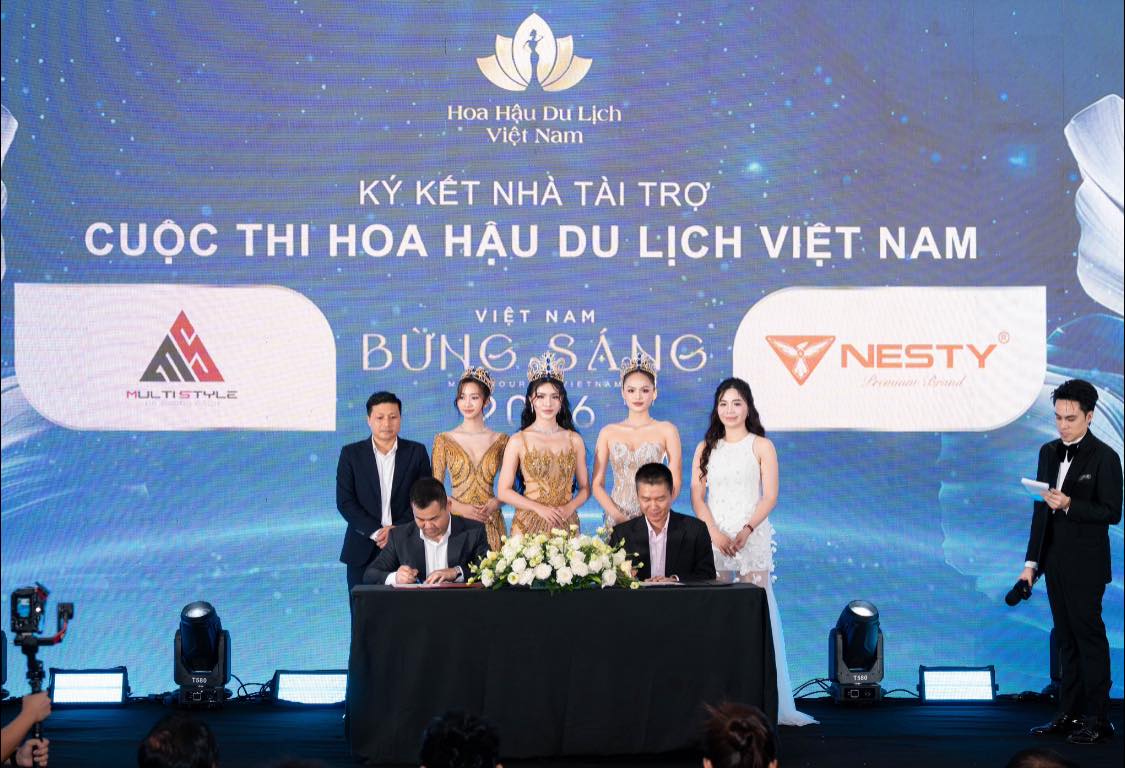Nesty thực hiện lễ kí kết sân khấu Họp báo Hoa hậu Du lịch Việt Nam 2026.